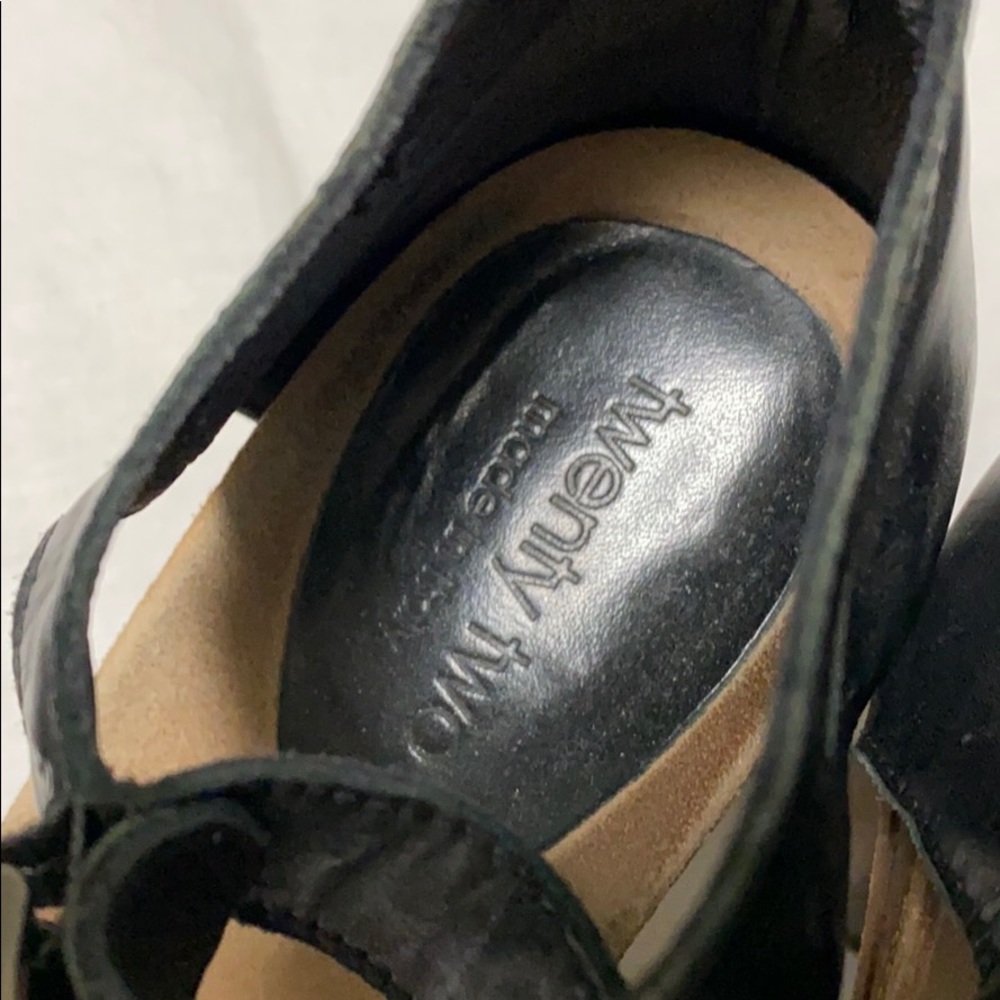 Twenty Two heels - Picture 3 of 4